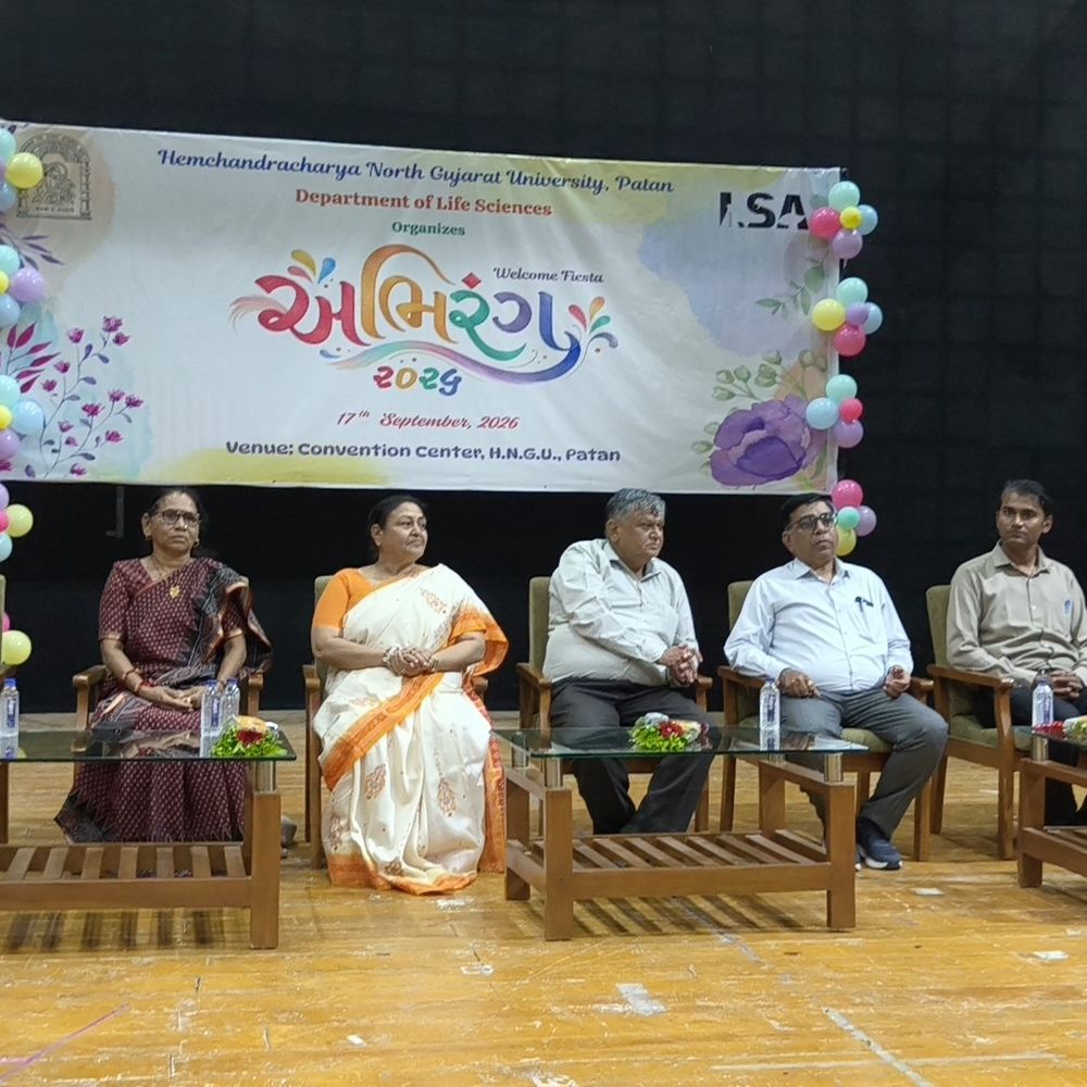 હેમચંદ્રચાર્ય યુનિવર્સિટીના લાઈફ સાયન્સ વિભાગમાં ફ્રેશર્સ પાર્ટી યોજાઈ:નવા વિદ્યાર્થીઓને આવકારવા સાંસ્કૃતિક કાર્યક્રમો અને ટેલેન્ટ શોનું આયોજન કરાયું
