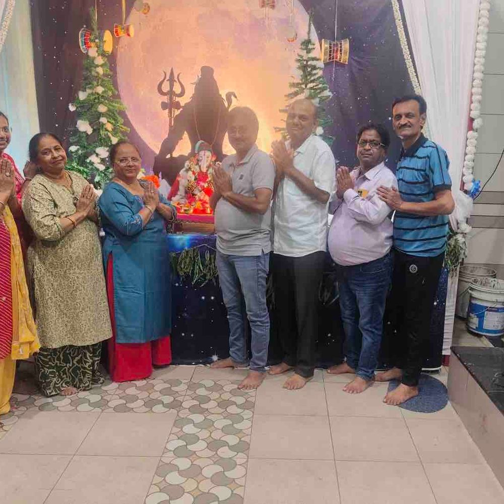 અમદાવાદના ઘોડાસરમાં મનહરભાઈ મિલખેના ઘરે ગણેશ સ્થાપના:ભાગીરથ બંગલો, A-19 ખાતે ભક્તિમય માહોલમાં ગણપતિ બાપ્પા બિરાજ્યા