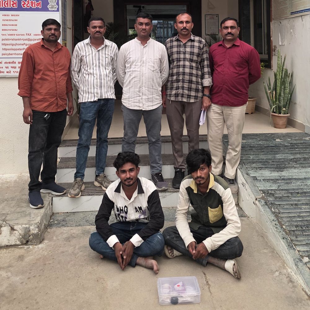 શંખેશ્વર ઘરફોડ ચોરીમાં 1.60 લાખના મુદ્દામાલ સાથે 2 આરોપી પકડાયા:SOG પોલીસે સમી-શંખેશ્વર હાઇવે પરથી ચોરીના દાગીના વેચવા નીકળેલા શખ્સોને ઝડપ્યા.