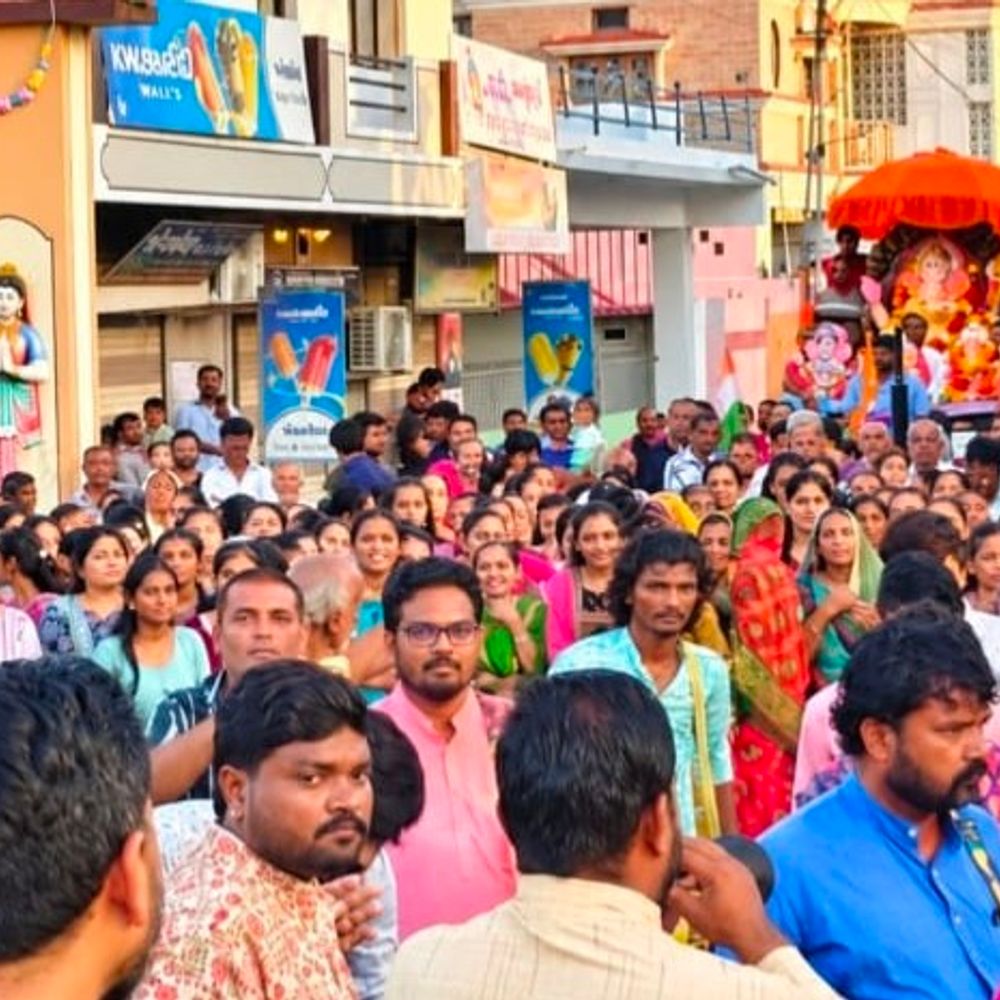 રવાપરમાં ગણેશ વિસર્જન યાત્રામાં ઉમટ્યો માનવ મહેરામણ:મોટી સંખ્યામાં ગ્રામજનો અને શ્રદ્ધાળુઓ જોડાયા, ગામ ગણેશ ભક્તિમાં રંગાયું