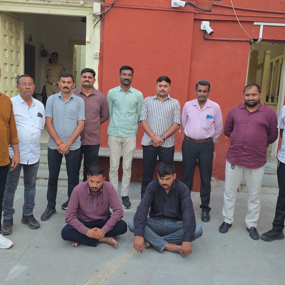 જામનગરમાં LCBએ નકલી દારૂ બનાવવાનું નેટવર્ક ઝડપ્યું:નવાગામમાંથી કેમિકલયુક્ત દારૂ ઝડપાયો, 2 આરોપીના 12 દિવસના રિમાન્ડ મંજૂર