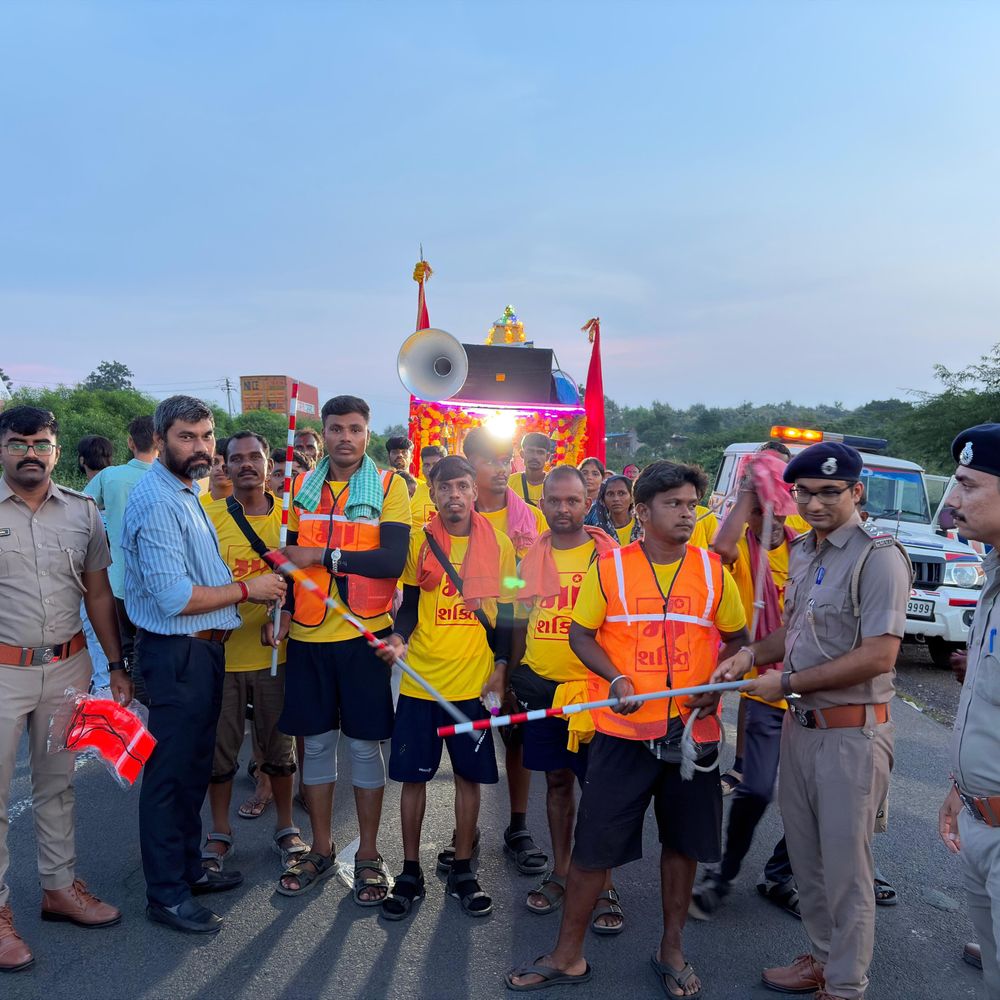 અંબાજી જતા પદયાત્રીઓને રાત્રિ સુરક્ષા માટે રેડિયમ સ્ટિક અપાઈ:મહીસાગર ARTO કચેરી દ્વારા સેફ્ટી જેકેટ અને નાઇટ ગ્લોઇંગ બેન્ડનું વિતરણ કરાયું