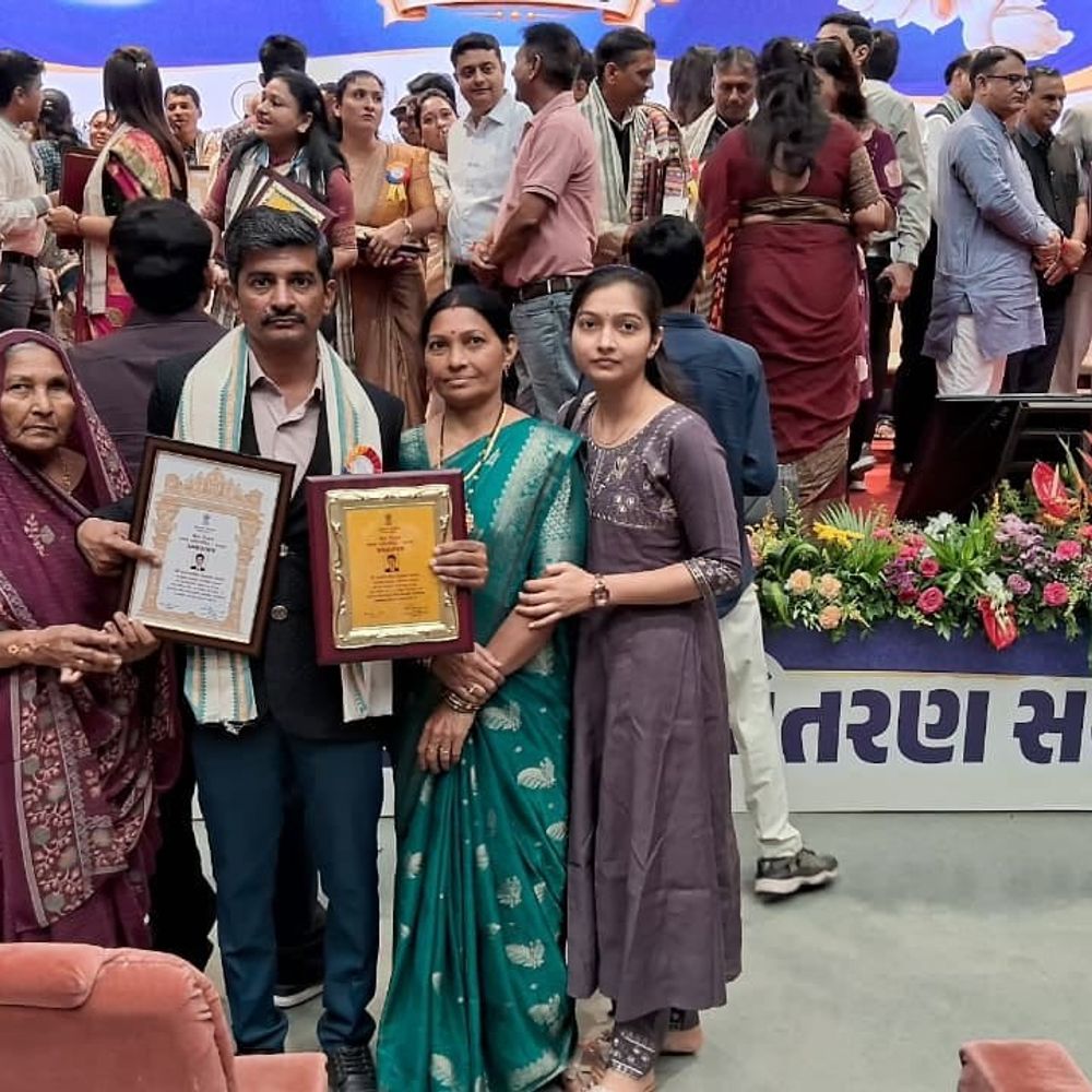 ખસ ગામના આચાર્ય વનરાજસિંહ ચાવડાએ શાળાને આધુનિક બનાવી:50 લાખનો લોકફાળો મેળવી KBC માં જીતેલા પૈસાથી લાયબ્રેરી પણ બનાવી