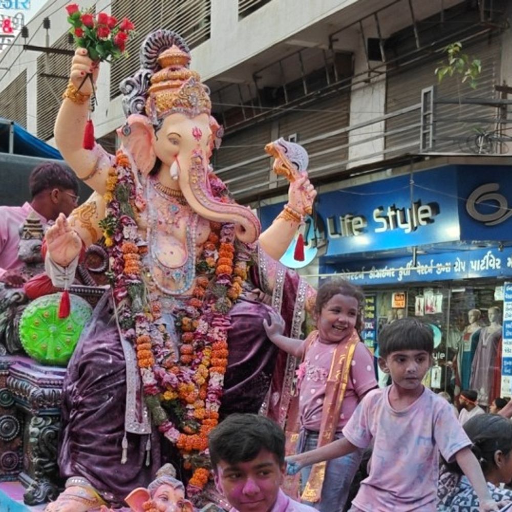 વેરાવળમાં ગણેશ વિસર્જન યાત્રા:ભક્તોની ભીડ ઉમટી, મુખ્ય રસ્તાઓ પર કલાકો સુધી ટ્રાફિક જામ થયો
