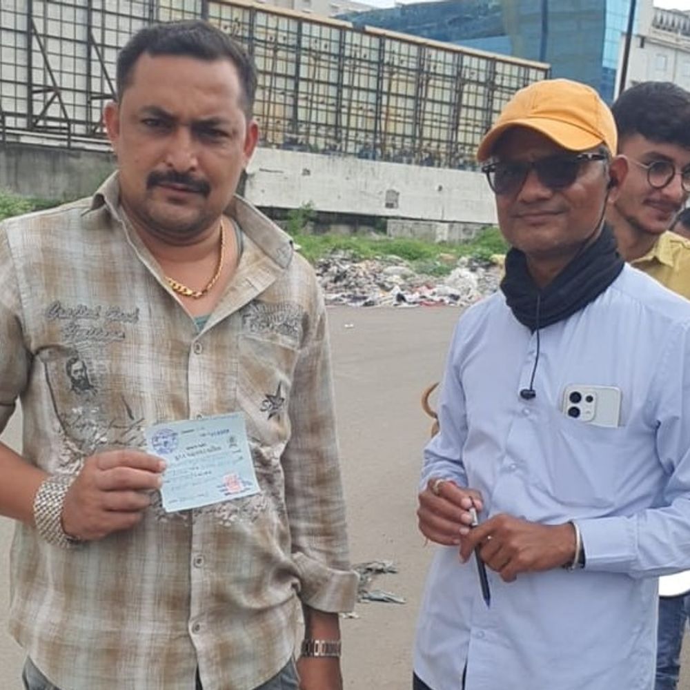 ખાડીમાં કચરો ફેંકનારાઓ સાવધાન:લિંબાયતમાં ખાડી કિનારે મનપાની ચેકિંગ ગંદકી ફેલાવતા ઔદ્યોગિક એકમો સામે દંડાત્મક કાર્યવાહી, ટેમ્પોચાલકને 6 હજારનો દંડ