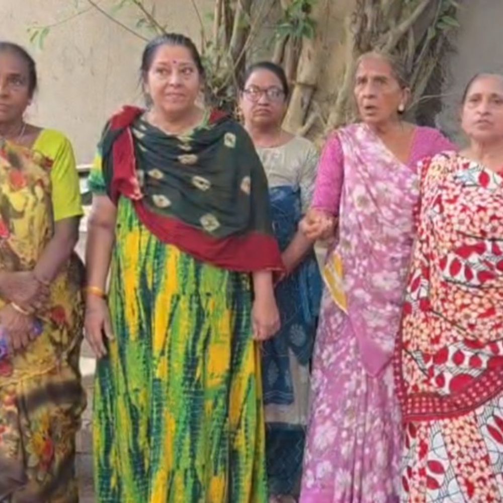 'પાલિકા ગરીબોને નોટિસ આપે છે, અમીરો સામે આંખ મીંચે છે':સુરતના ગોટાલાવાડીમાં ઘરે-ઘરે ખાટલા, ટેનામેન્ટમાં 50થી વધુ બાળકો ડેન્ગ્યુ-મેલેરિયાનો ભોગ બન્યાનો આક્ષેપ
