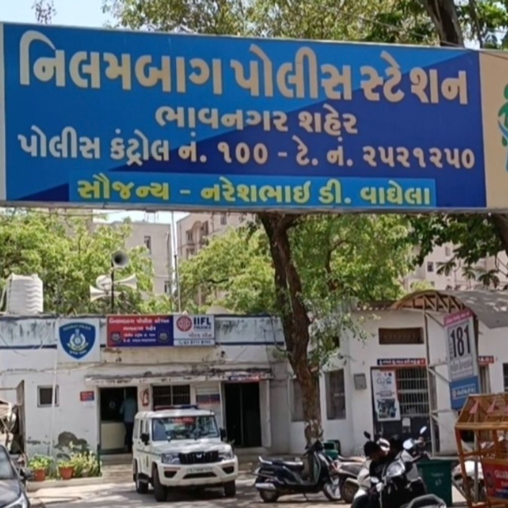ભત્રીજા સહિત 4 શખસ કાકા પર છરી-લાકડીઓ લઈને તૂટી પડ્યા:'પોલીસ કેસ કરીશ તો તને જીવતો નહી રહેવા દઉં', અલકા ટોકીઝ પાસે હુમલો