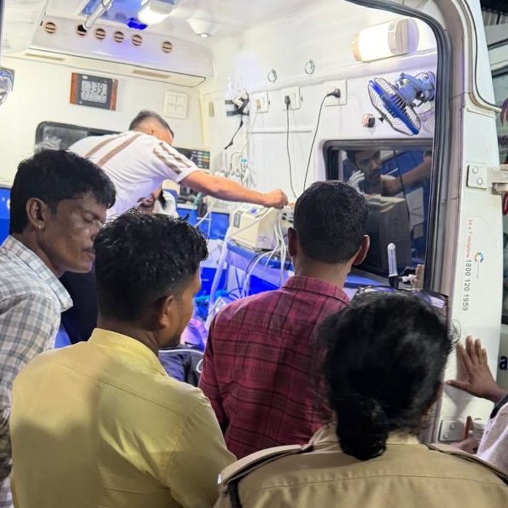 અજાણ્યા વાહનની ટક્કરે અંબાજી જતાં પીકઅપ ડાલાએ પલટી મારી:ગાંધીનગરના પ્રાંતીય લવારપુર રોડ પર અકસ્માત, 16 રસોઈયા ઈજાગ્રસ્ત