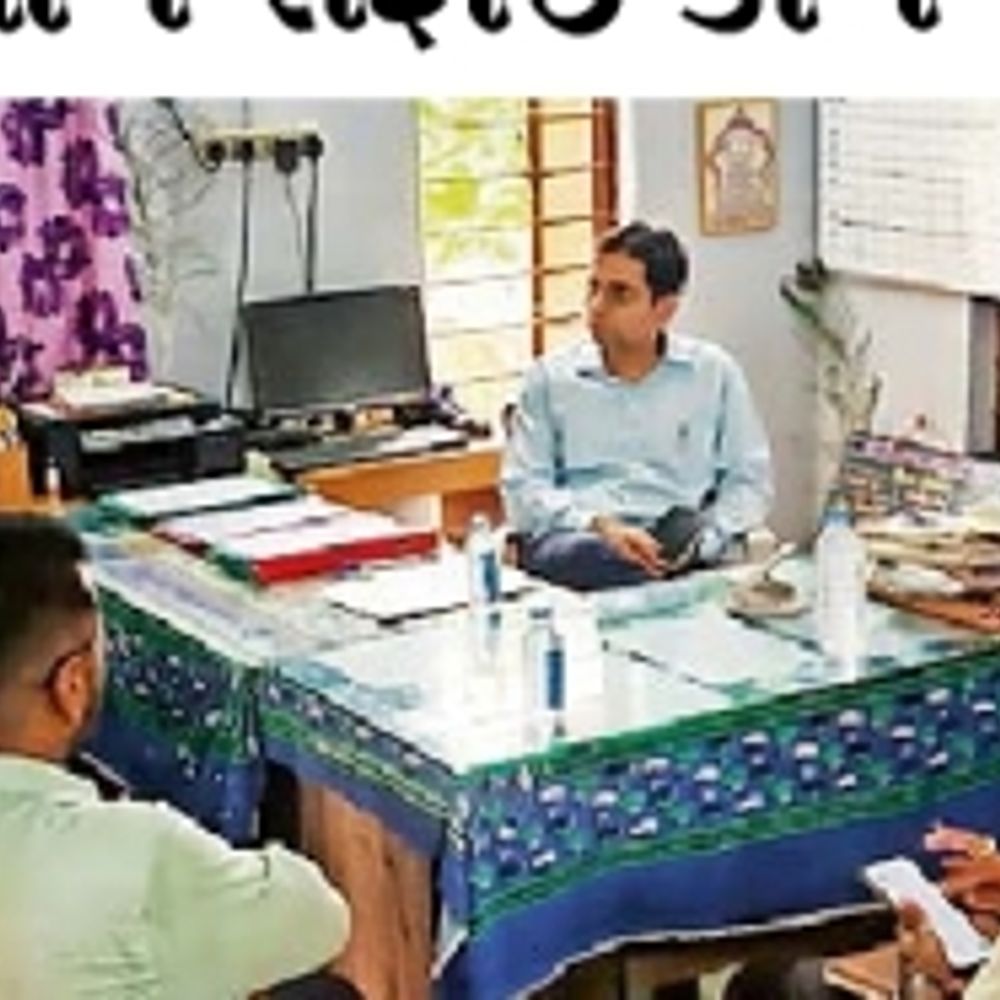 દેવળિયા ગામે સફાઈ કામગીરી કરાઈ:DDOએ અંજારના ગામડાઓમાં કામગીરીની સમીક્ષા હાથ ધરી
