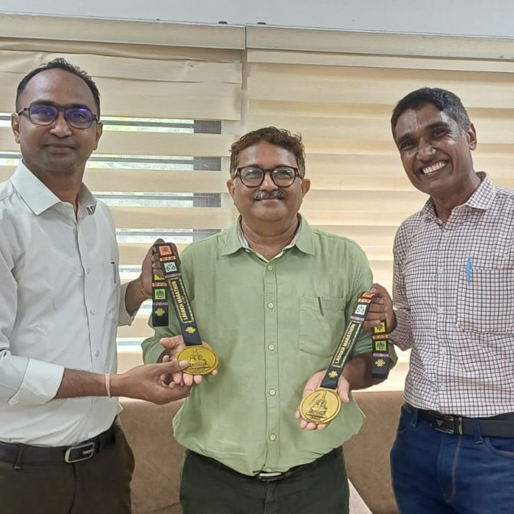 વલસાડના બે પ્રોફેસરોએ લદ્દાખ મેરેથોન સફળતાપૂર્વક પૂરી કરી:11,500 ફૂટની ઊંચાઈ પર પડકારજનક દોડ પૂર્ણ કરીને કોલેજનું ગૌરવ વધાર્યું
