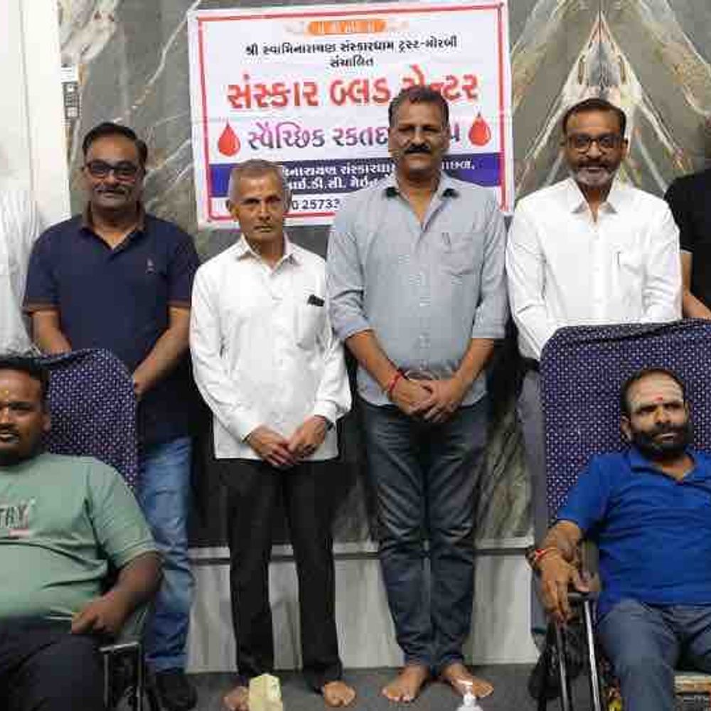 મોરબીમાં સ્વ. ધીરુભાઈની પુણ્યતિથિએ બ્લડ ડોનેશન કેમ્પ યોજાયો:81 લોકોએ રક્તદાન કરી શ્રદ્ધાંજલિ આપી, વરમોરા યુનિટ-૨ ખાતે આયોજન કરાયું