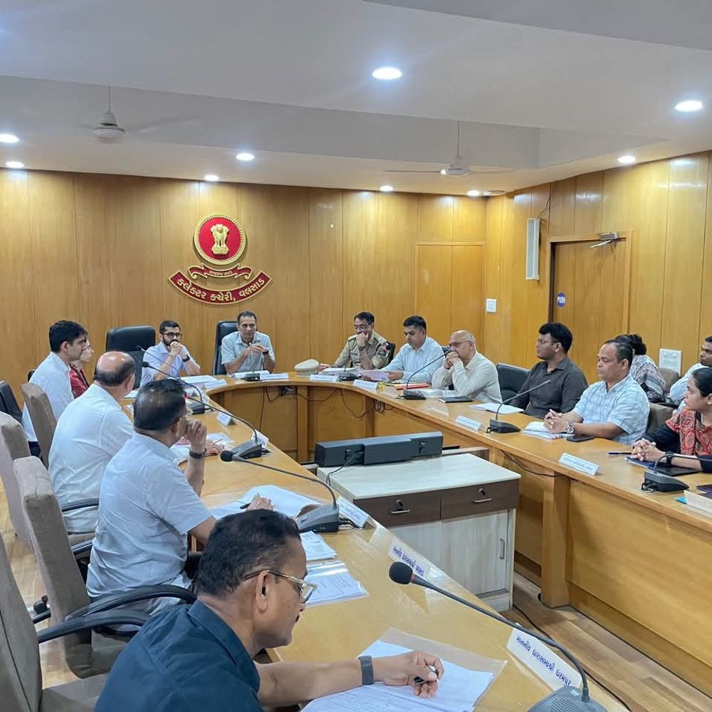 વલસાડ સંકલન સમિતિની બેઠકમાં ધારાસભ્યોએ પ્રજાના પ્રશ્નો રજૂ કર્યા:દરિયાઈ ધોવાણ, રસ્તા અને વીજળી સહિતના મુદ્દાઓ પર ચર્ચા થઈ