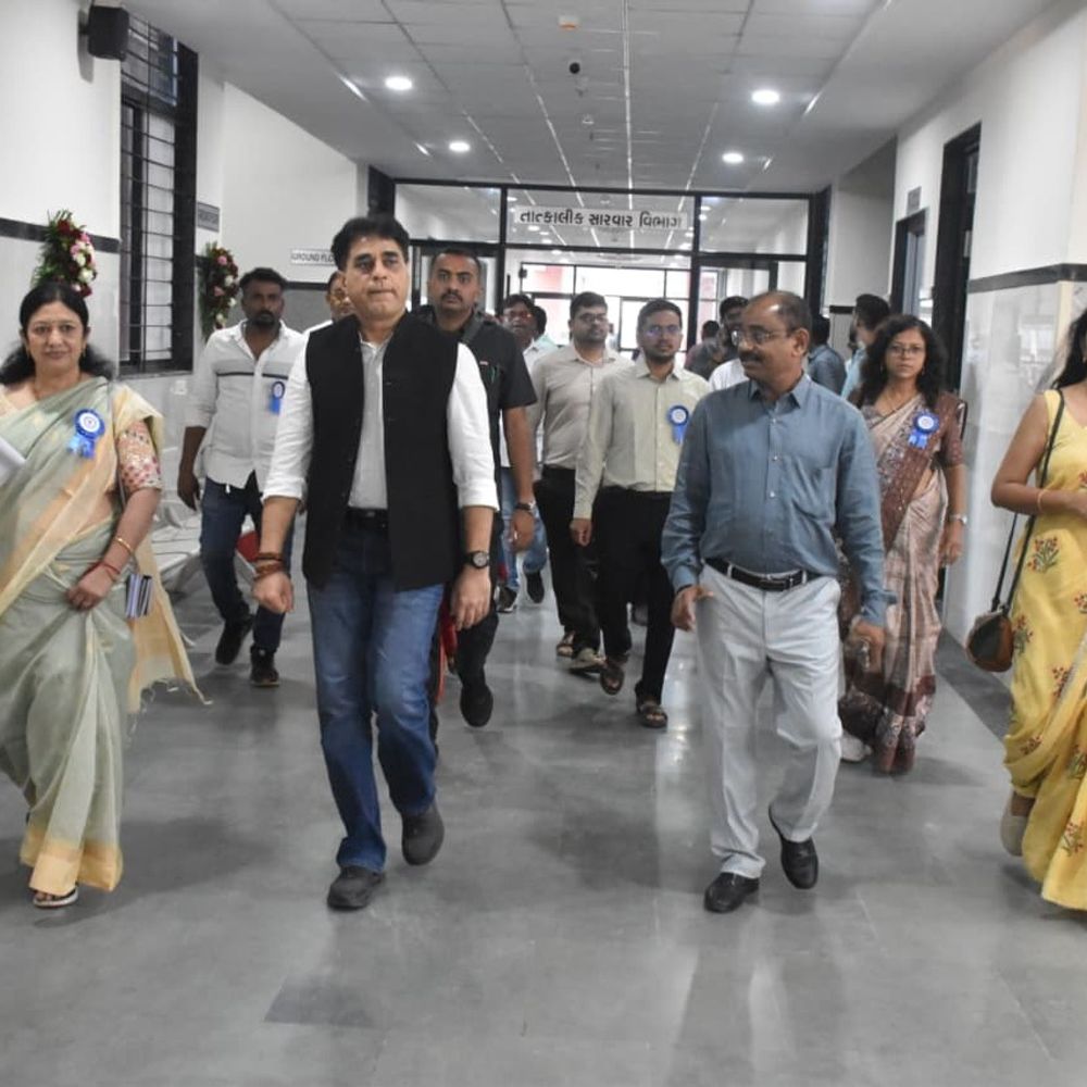 આરોગ્ય મંત્રીએ અલીપોર PHCની ઓચિંતી મુલાકાત લીધી:મંત્રી પ્રફુલ પાનસેરીયાએ કામગીરી જોઈ સંતોષ વ્યક્ત કર્યો; સ્ટાફ અને ડોક્ટરોને સન્માનિત કર્યા