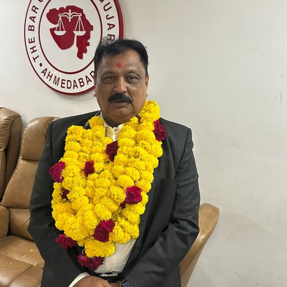 વલસાડના પ્રવીણ પટેલ બાર કાઉન્સિલના ચેરમેન બિનહરીફ ચૂંટાયા:વલસાડ કોર્ટમાં વકીલોએ ફટાકડા ફોડી મીઠાઈ વહેંચી ઉજવણી કરી