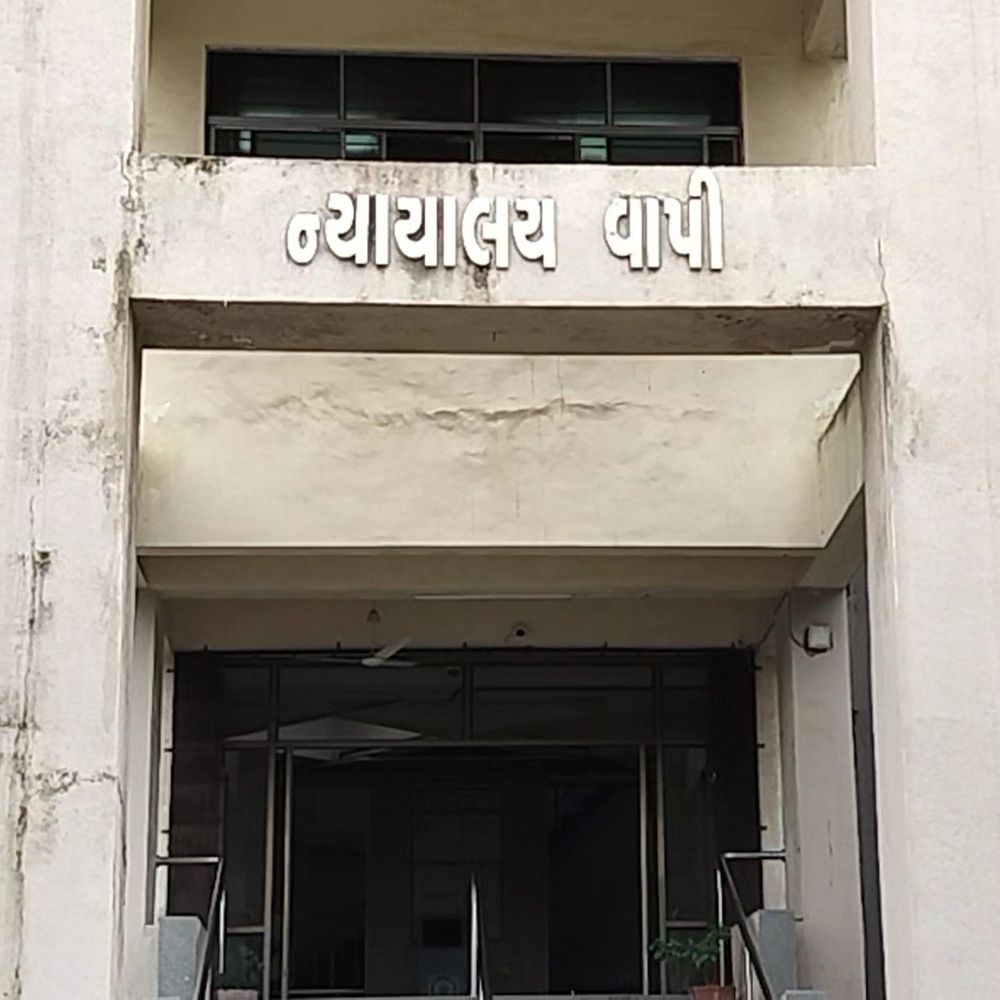 લાંચ કેસના આરોપી ઉપસરપંચ-સભ્યને ગામમાં પ્રવેશ નહીં:વાપી કોર્ટે ગ્રામ પંચાયતની કામગીરી અને ગણેશ ઉત્સવ માટેની અરજી ફગાવી