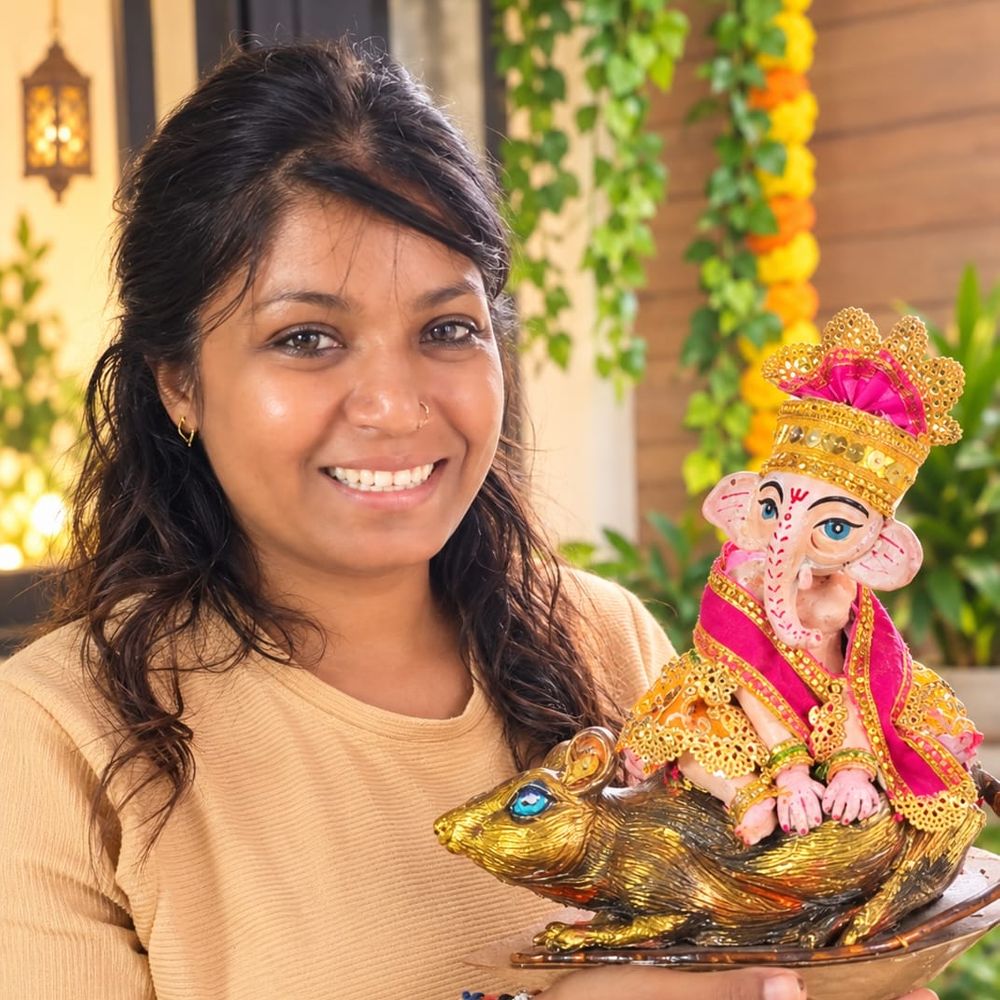 પાલનપુર:શિક્ષિકાએ અમદાવાદમાં જાતે બનાવેલી માટીની ગણેશજીની મૂર્તિઓ ભક્તોને વિનામૂલ્યે આપી
