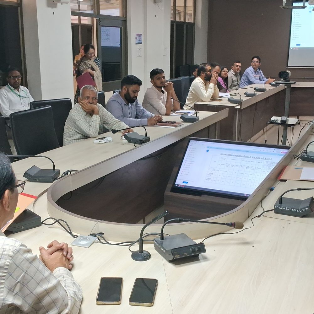 જિલ્લા કલેક્ટરના અધ્યક્ષસ્થાને પોરબંદરમાં સંચારી રોગ સમિતિની બેઠક યોજાઈ:અખાદ્ય પદાર્થોનું કડક ચેકિંગ કરવા અને પીવાના પાણીનું નિયમિત ક્લોરિનેશન-ટેસ્ટિંગ કરવા સૂચના અપાઈ