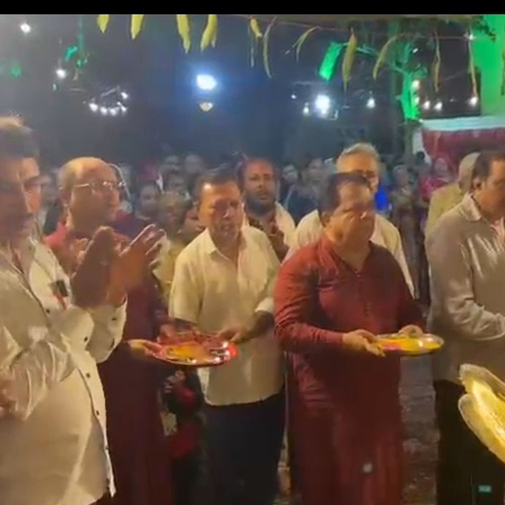 વેરાવળમાં PM મોદીના દીર્ઘાયુ માટે 101 બહેનોએ કરી મહાઆરતી:ભવાની ગરીબી ચોક ખાતે સત્સંગ અને પ્રાર્થના યોજી સ્વાસ્થ્યની કામના કરાઈ
