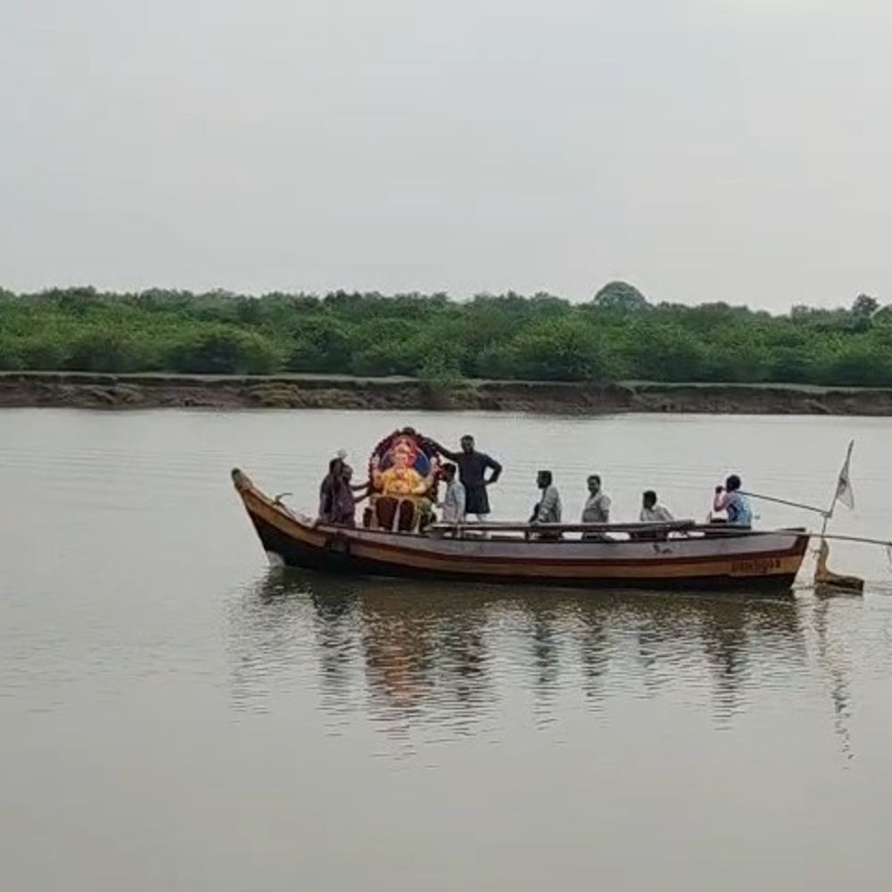 ઝાડેશ્વર અભિનવ એવન્યુના ગણપતિ બાપાને સાતમા દિવસે વિદાય:ઢોલ-નગારા, ડીજેના તાલે ભવ્ય યાત્રા નીકળી, ભક્તોએ ગુલાલ ઉડાવી નર્મદામાં વિસર્જિત કર્યા