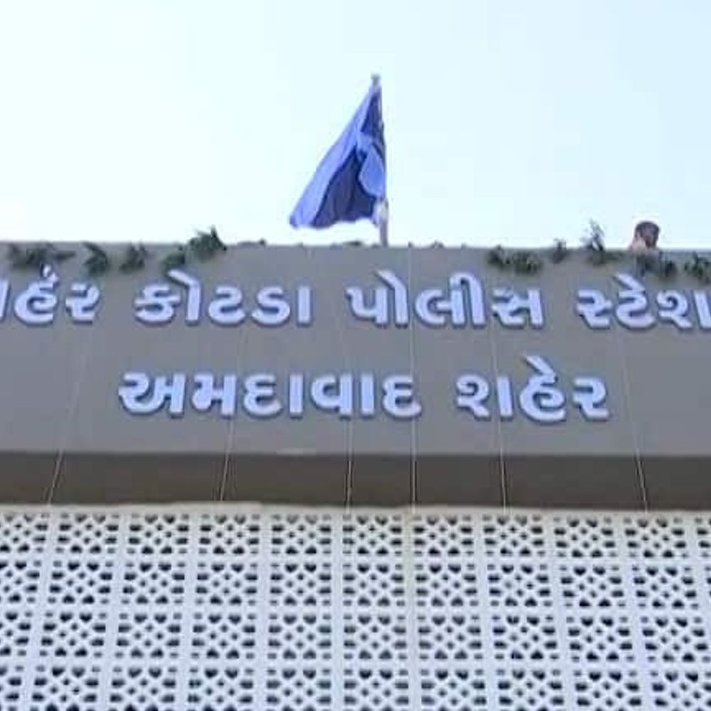 'તું મળીશ નહિ તો હું ઝેર પીને આપઘાત કરી લઈશ':એક તરફી પ્રેમમાં પાગલ યુવકે મેમકોની મહિલા વકીલને ધમકી આપી, 12 વર્ષથી હેરાન કરતો, મેસેજ કરીને બીભત્સ માગણી કરતો
