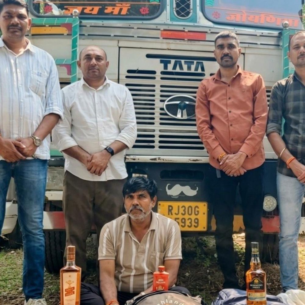 સાયલા હાઈવે પરથી દારૂ ભરેલી ટ્રક ઝડપાઈ:1.64 લાખના દારૂ અને ટ્રક સહિત 19.52 લાખના મુદ્દામાલ સાથે રાજસ્થાનના ડ્રાઇવરની ધરપકડ, એક ફરાર