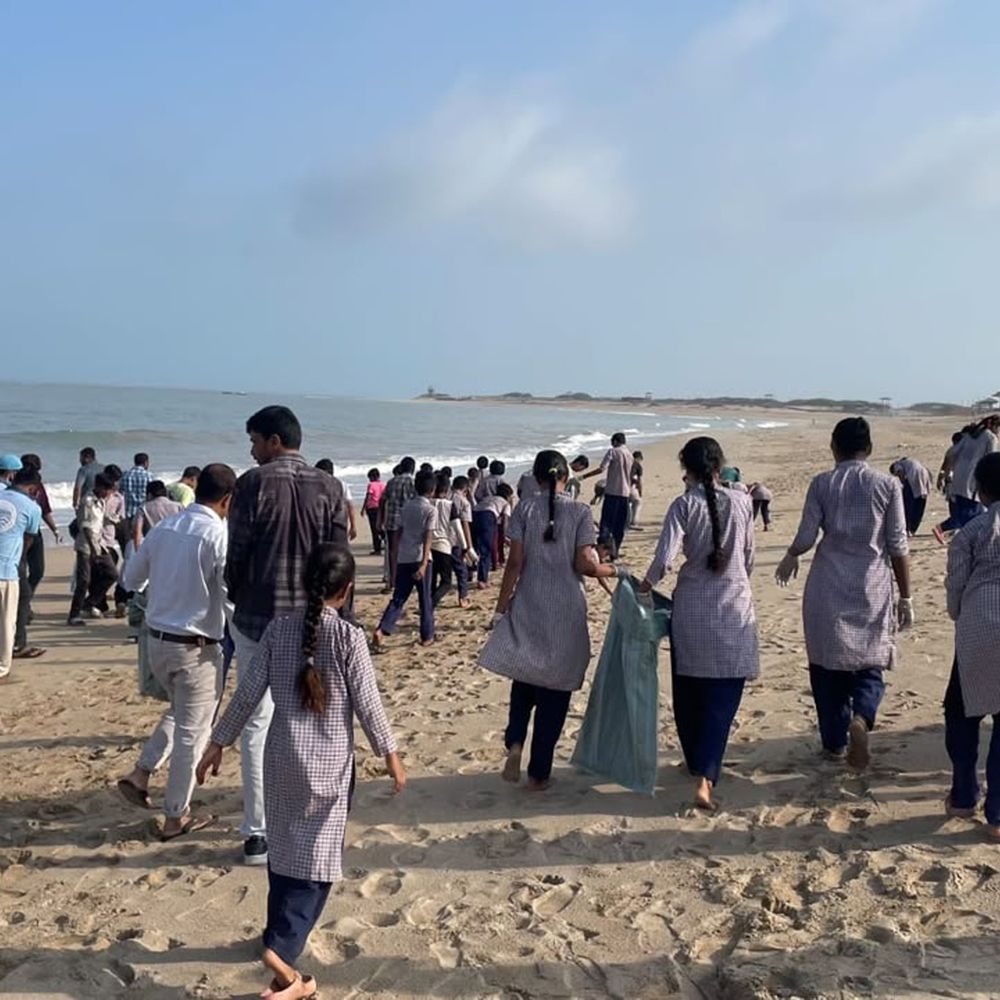શિવરાજપુર બીચ પર 142 લોકોના સામૂહિક સ્વચ્છતા અભિયાનમાં 80 વિદ્યાર્થીઓ જોડાયા