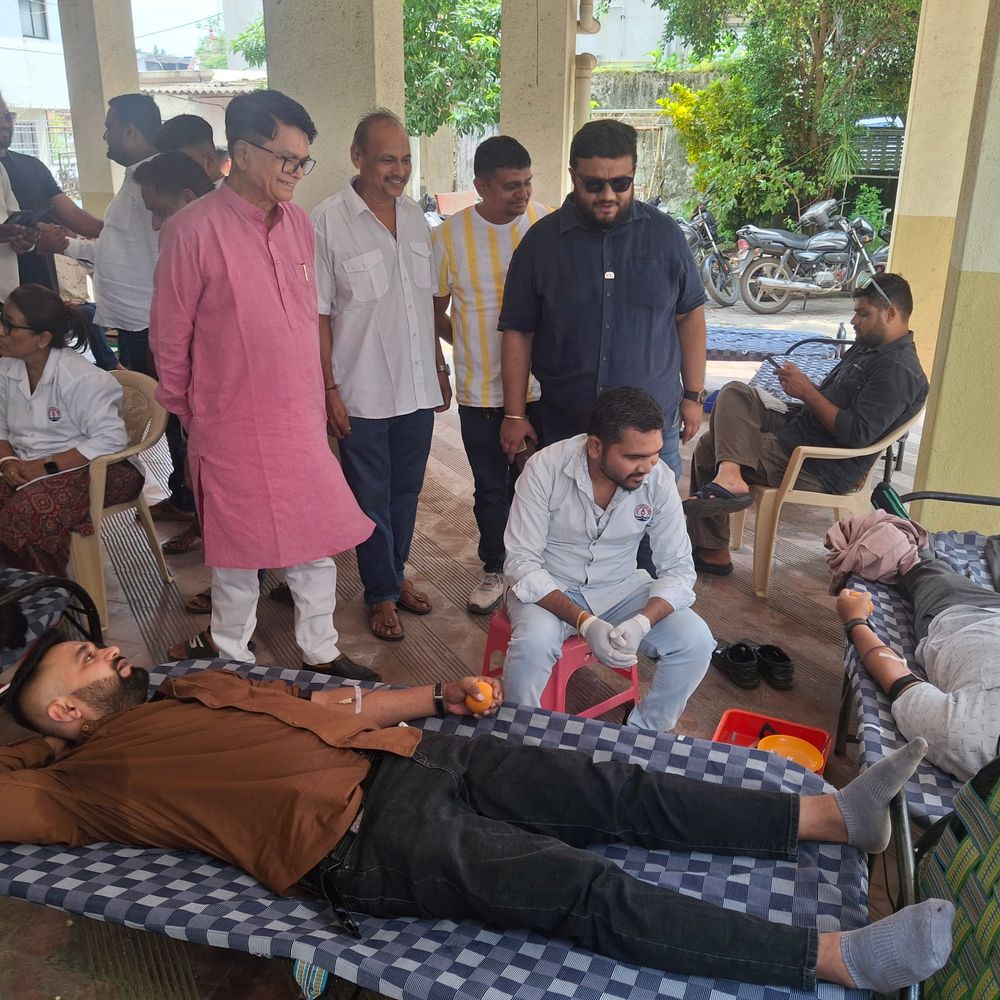 વલસાડના હાલરમાં મીરલ ગણેશ ઉત્સવ નિમિત્તે રક્તદાન કેમ્પ યોજાયો:ધારાસભ્ય ભરતભાઇ પટેલ રહ્યા ઉપસ્થિત, યુવાનોને સેવાકાર્યમાં જોડાવા અપીલ કરી