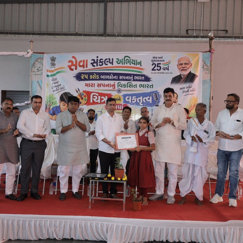 કુણઘેર ખાતે 'વિકસિત ભારત' થીમ પર ચિત્ર-વક્તૃત્વ સ્પર્ધા:મંત્રી સ્વરૂપજી ઠાકોરે વિદ્યાર્થીઓને મોટા સપના જોવા અને સારા માણસ બનવાની શીખ આપી