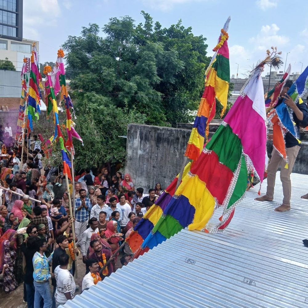 હિંમતનગરમાં રામદેવપીર મહારાજનો નેજા ઉત્સવ યોજાયો:ભાટ સમાજ સહિત અન્ય સમાજના લોકોએ 200થી વધુ નેજા ચડાવ્યા, ભક્તિમય વરઘોડો નીકળ્યો