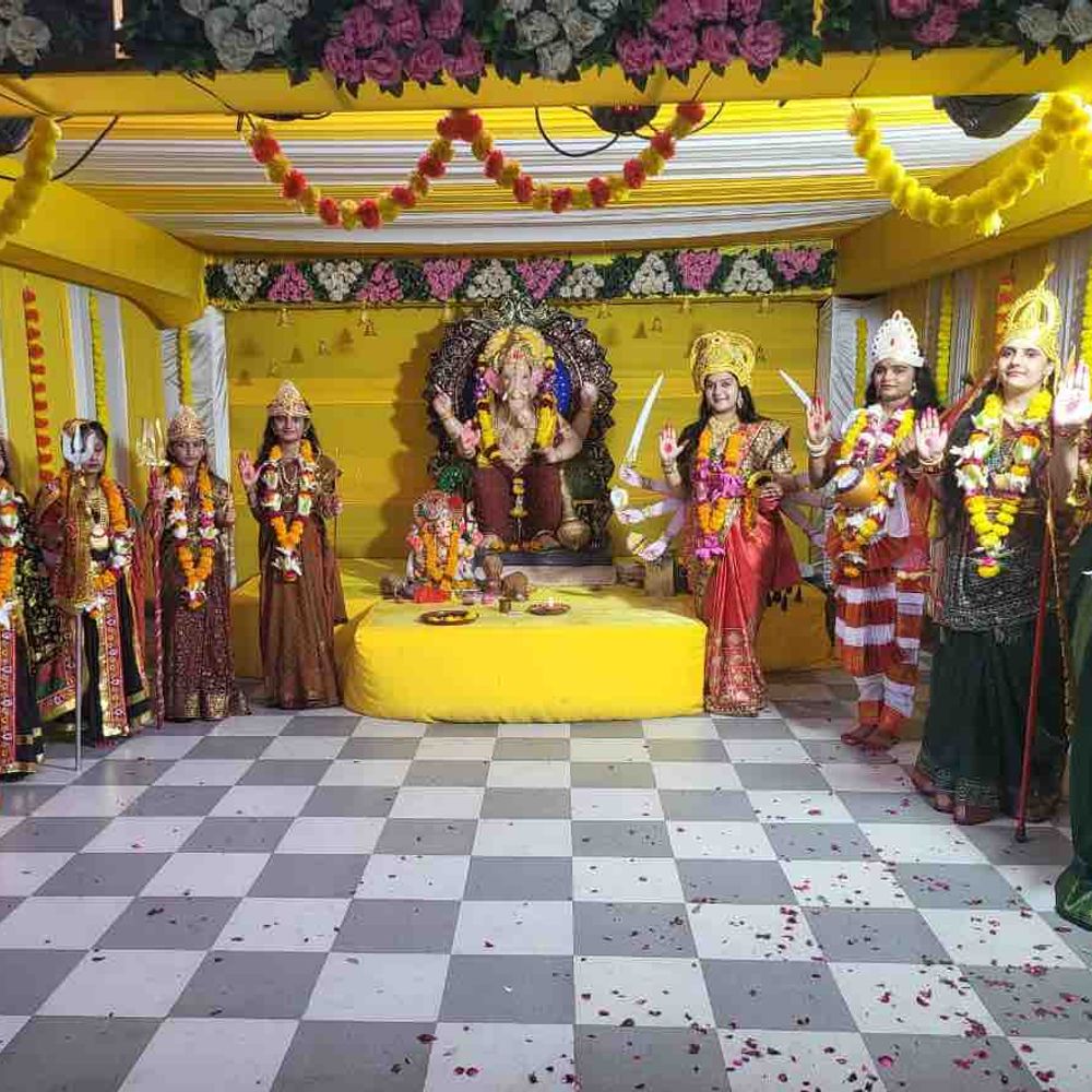 બાળાઓએ નવદુર્ગાનું સ્વરૂપ ધારણ કરી ગણપતિ બાપાની આરતી ઉતારી:મોરબીના રવાપર ઘુનડા રોડ પર કસ્તુરી ટ્વિન-બી એપાર્ટમેન્ટમાં ગણેશ ઉત્સવની ઉજવણી