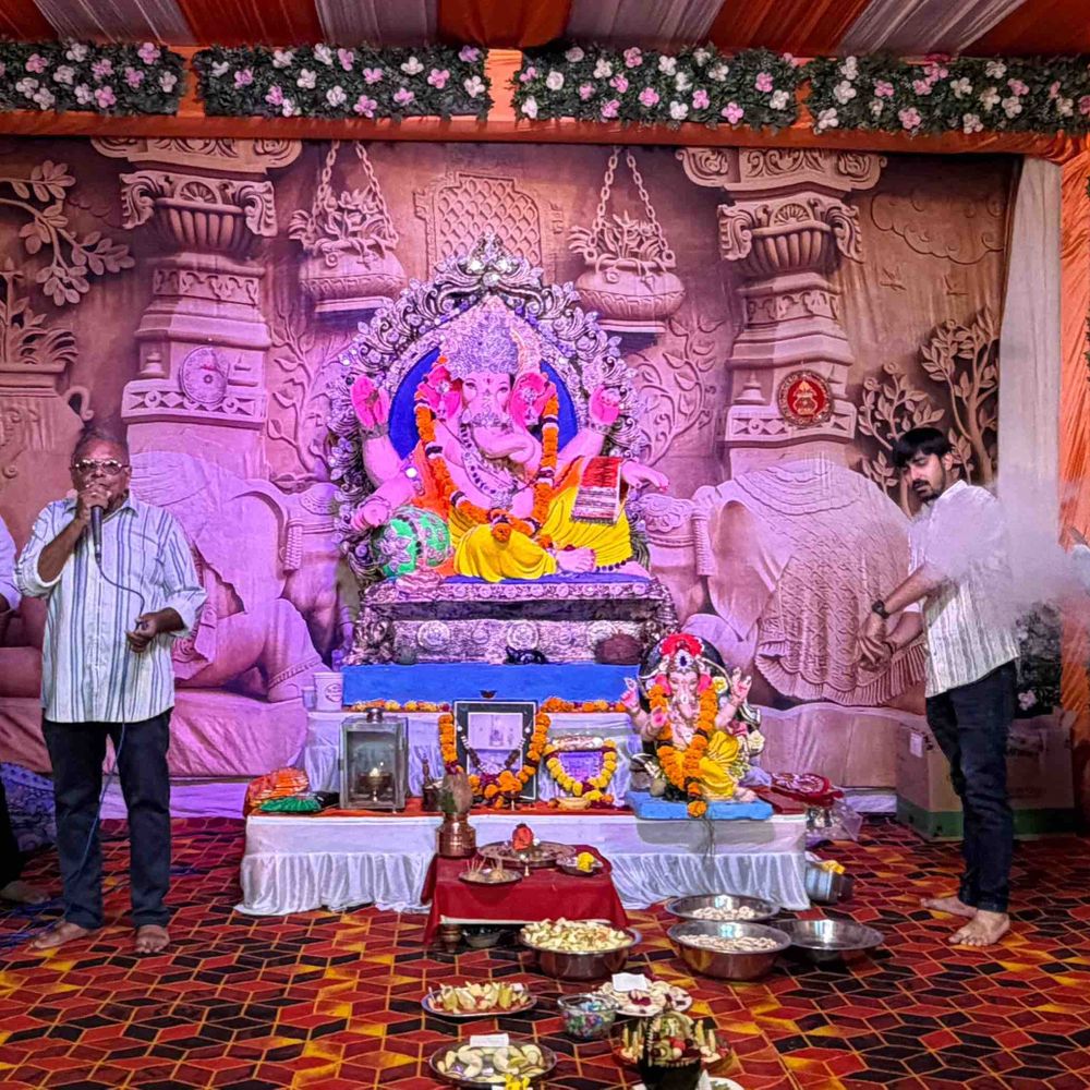 અમરેલીમાં ગણેશ પંડાલમાં ભક્તિમય માહોલ:સારથી યુથ ક્લબના સિનિયર સિટીઝન પાર્કમાં રાત્રે ભક્તોની ભીડ જામી, ઉર્જા મંત્રી, સાંસદ સહિતે આરતી ઉતારી