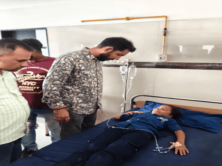રામાપીરની શોભાયાત્રામાં વીજ કરંટ લાગતા 4 બાળક સહિત 9ને ઇજા:ધ્વજ ઊંચે લઈ જતી વખતે વાયરને અડી ગયો, વાઘોડિયાના સિકંદરાપુરા ગામ નજીકનો બનાવ