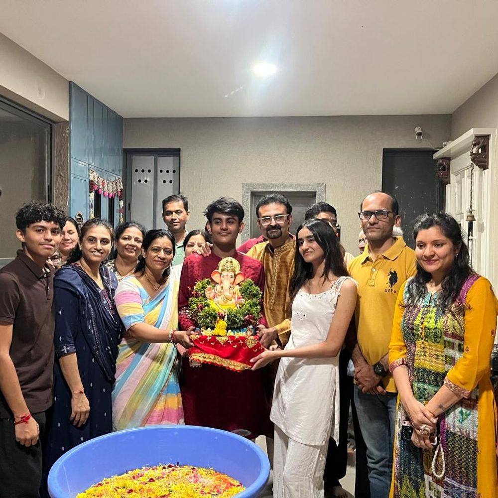 અમદાવાદની સત્યમ સ્કાય લાઈનમાં ગણપતિનું ભાવપૂર્વક વિસર્જન:ઈકો ફ્રેન્ડલી મૂર્તિનું સોસાયટીના આંગણે જ વિસર્જન કરી પ્રકૃતિ જાળવણીનો સંદેશ આપ્યો