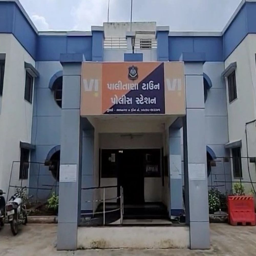 'પોસ્ટ વિભાગમાં નોકરી મારે ઉપર સેટિંગ છે':પાલીતાણામાં પોસ્ટ વિભાગમાં નોકરી આપવાના નામે રૂ.4 લાખની છેતરપિંડી, બોગસ એપોઇન્ટમેન્ટ લેટર આપી ઠગાઈ આચરી, 2 શખ્સો સામે પોલીસ ફરીયાદ નોંધાઈ