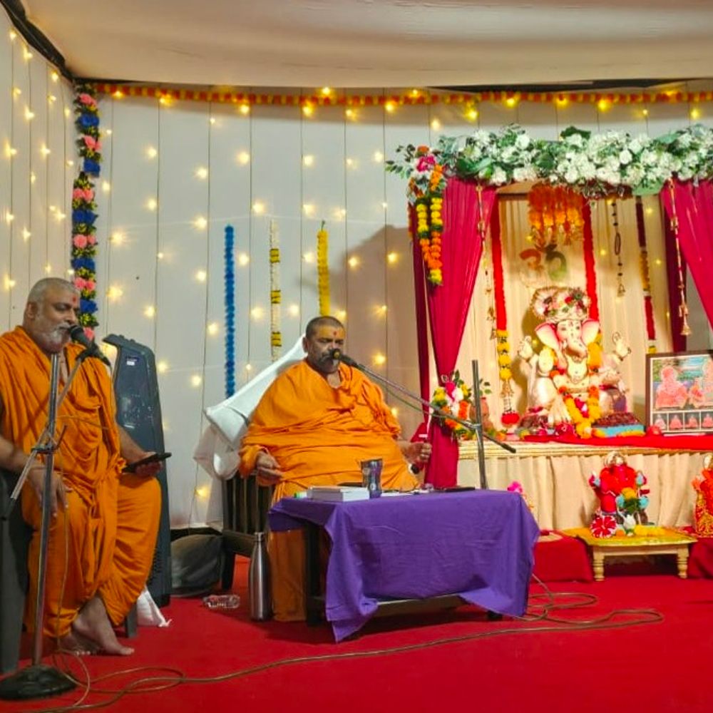 નવસારી ગણેશ ઉત્સવમાં BAPS સંતોએ ભજનોની રમઝટ બોલાવી:વિઘ્નહર્તાનું પૂજન કરી આરતી ઉતારી, ગણપતિજી સહિત શિવ, રામ અને કૃષ્ણના ભજનો ગાયા
