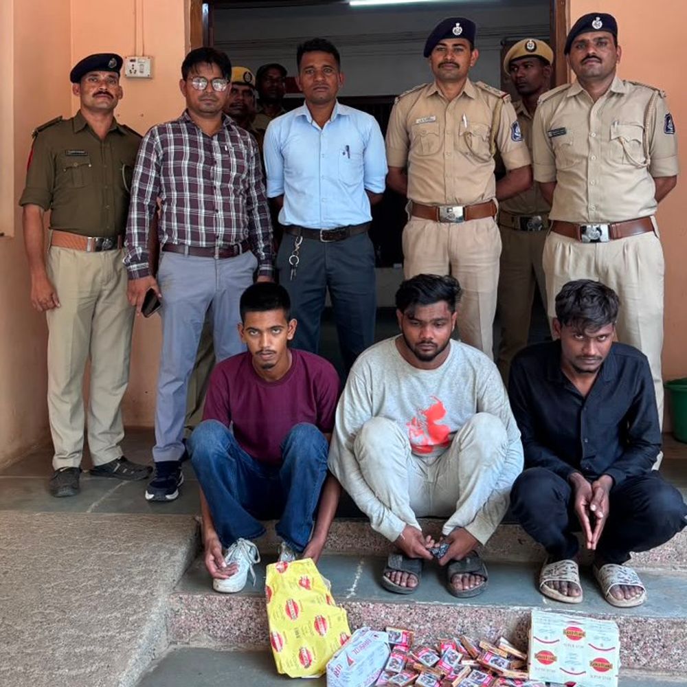 વઘઈમાં દુકાનમાંથી સિગારેટ-રોકડ ચોરી કરનાર 3 આરોપી પકડાયા:અંકલેશ્વરથી ઝડપાયા, પોલીસે 1.35 લાખનો મુદ્દામાલ રિકવર કર્યો