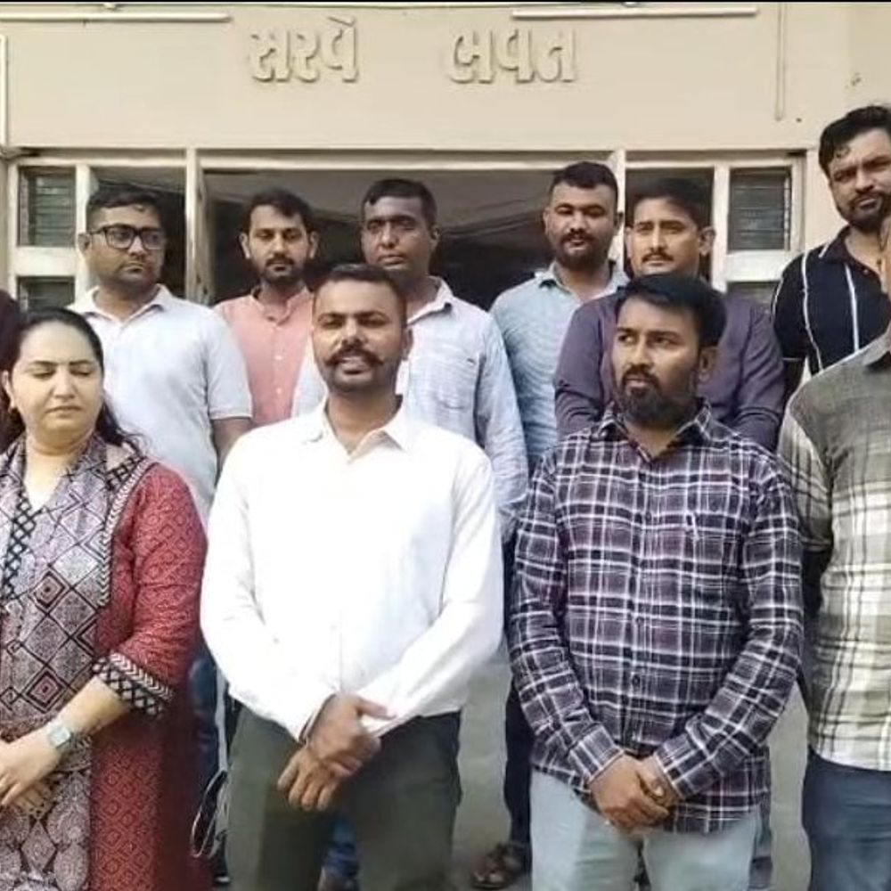 જમીનને લગતી મહત્વની કામગીરી ખોરવાઈ:ગુજરાતમાં જમીન દફતર ખાતાના 2,000 કર્મચારીઓ ગ્રેડ-પેની વિસંગતતા મુદ્દે અચોક્કસ મુદતની હડતાલ પર ઉતર્યા