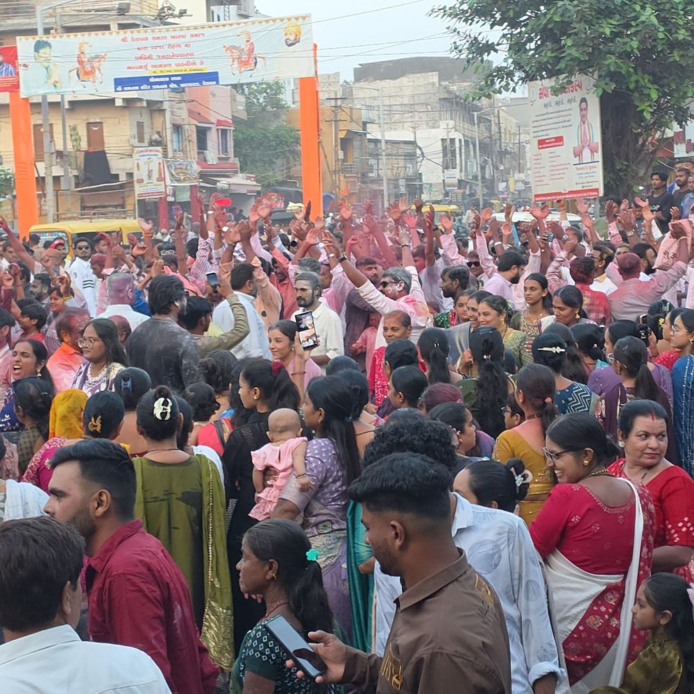 વેરાવળમાં રામદેવજી મહારાજની જન્મજયંતીએ ખારવા સમાજની ભવ્ય શોભાયાત્રા:દરિયાકાંઠે રામદેવપીર મંદિરે ધ્વજારોહણ કરી માછીમારીની સીઝન સારી જાય તેવી પ્રાર્થના કરી