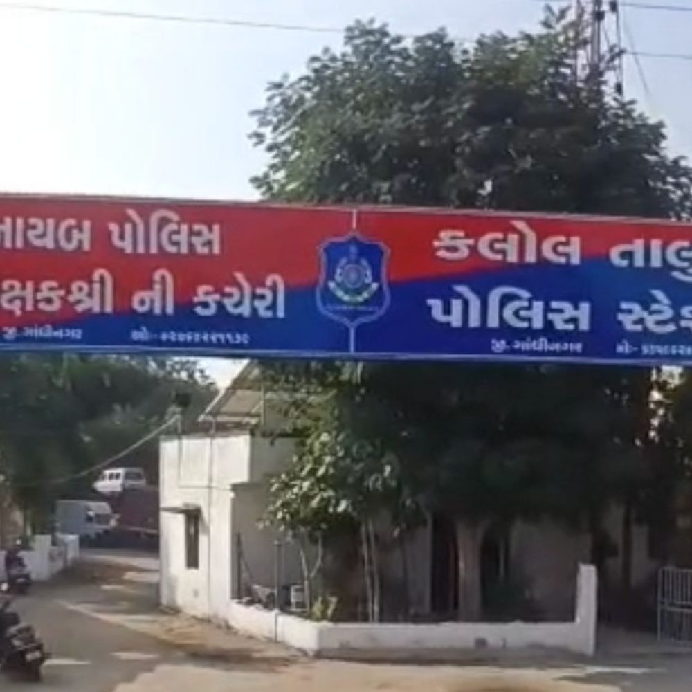 પ્રેમલગ્નનો ખાર રાખી નવવધૂના ઘરે લાકડીઓ સાથે ત્રાટકેલા ટોળાનો આતંક:છત્રાલમાં પિયરીયાઓએ હદ વટાવી, હુમલો કરી સ્કોર્પિયોમાં કાકા સહિતના આરોપીઓ ફરાર