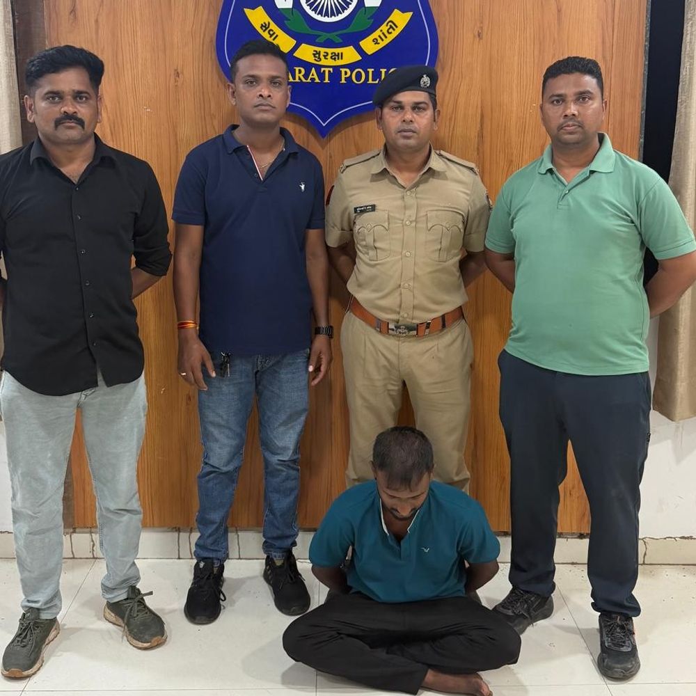 બીલીમોરા પોલીસે ભાઠા ગામમાંથી ગેરકાયદેસર હથિયાર સાથે એકને પકડ્યો:આરોપી પાસેથી પિસ્તોલ અને રિવોલ્વર મળી, હથિયાર આપનાર વોન્ટેડ