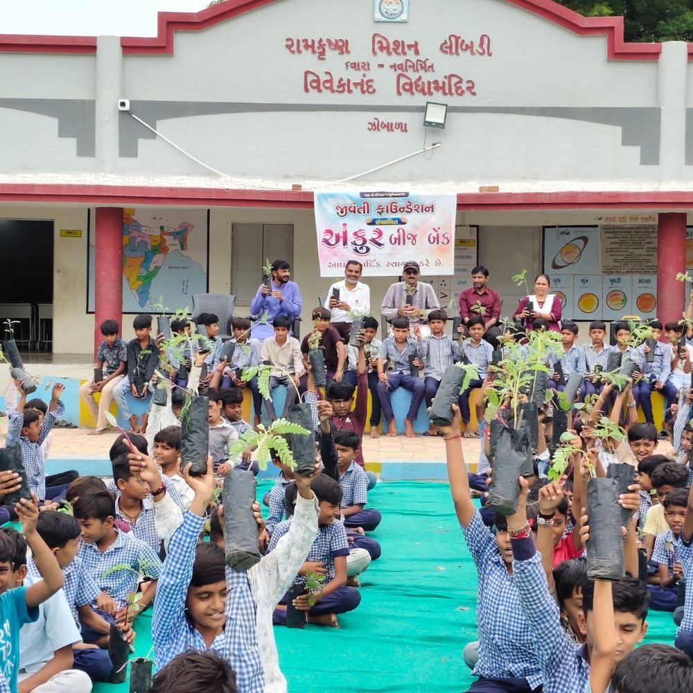જીવંતી ફાઉન્ડેશને ઝોબાળા શાળામાં ઔષધીય રોપા વહેંચ્યા:પર્યાવરણ અને સ્વાસ્થ્ય રક્ષણ માટે 270 અગત્સ્ય અને પોઈના રોપાનું નિશુલ્ક વિતરણ
