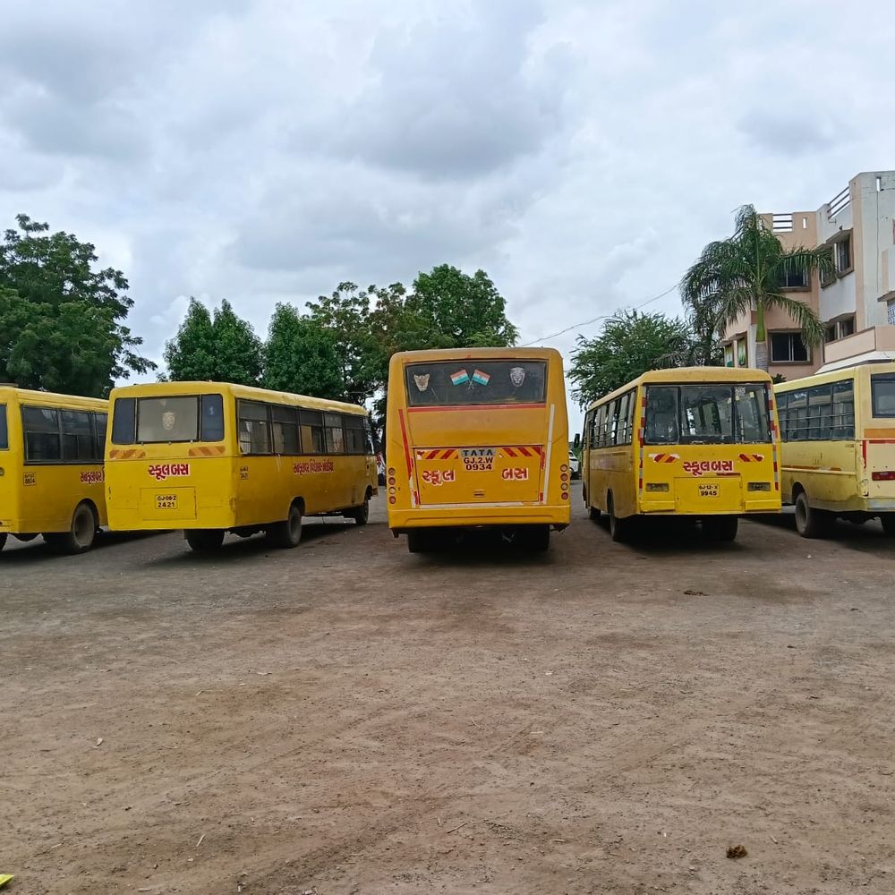 20 વર્ષ જૂની સ્કૂલ બસોમાં બાળકોના જીવનું જોખમ, 12 બસના ફિટનેસ સર્ટિફિકેટ રદ