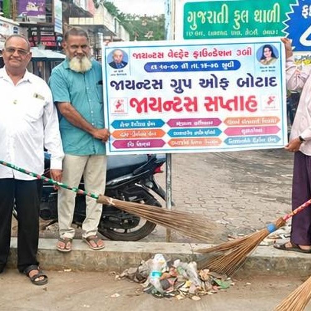 બોટાદ ST ડેપોમાં જાયન્ટ્સ ગ્રુપ દ્વારા સ્વચ્છતા અભિયાન:સ્વચ્છતા અંગે જાગૃતિ અને જાહેર સ્થળો સ્વચ્છ રાખવાનો સંદેશ અપાયો