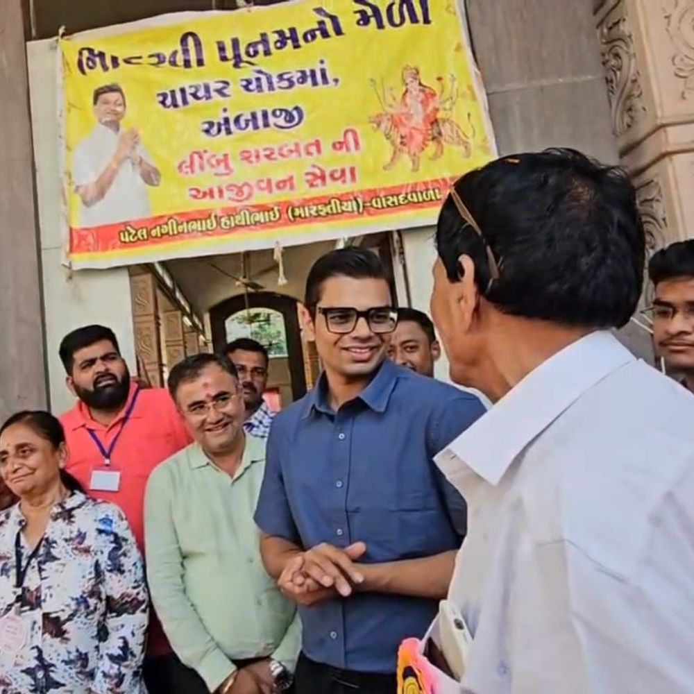 અંબાજીના ચાચર ચોકમાં 62 વર્ષથી નિઃશુલ્ક લીંબુ શરબત સેવા:ચાર કાઉન્ટર અને 50થી વધુ સેવકો, આણંદના પટેલ પરિવારની ત્રણ પેઢીથી શ્રદ્ધા અને માનવસેવાની અનોખી ગાથા