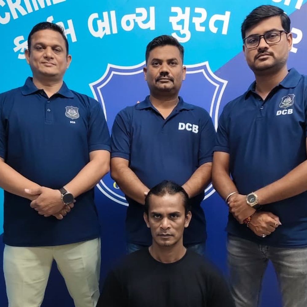 મર્ડર કેસમાં પેરોલ જમ્પમાંથી ફરાર રીઢો ગુનેગાર દબોચાયો:'ધનુબેનની મશ્કરી કેમ કરે છે' કહીને 2009માં યુવકને પતાવી દીધો હતો, સુરત પોલીસે ફરી જેલભેગો કર્યો