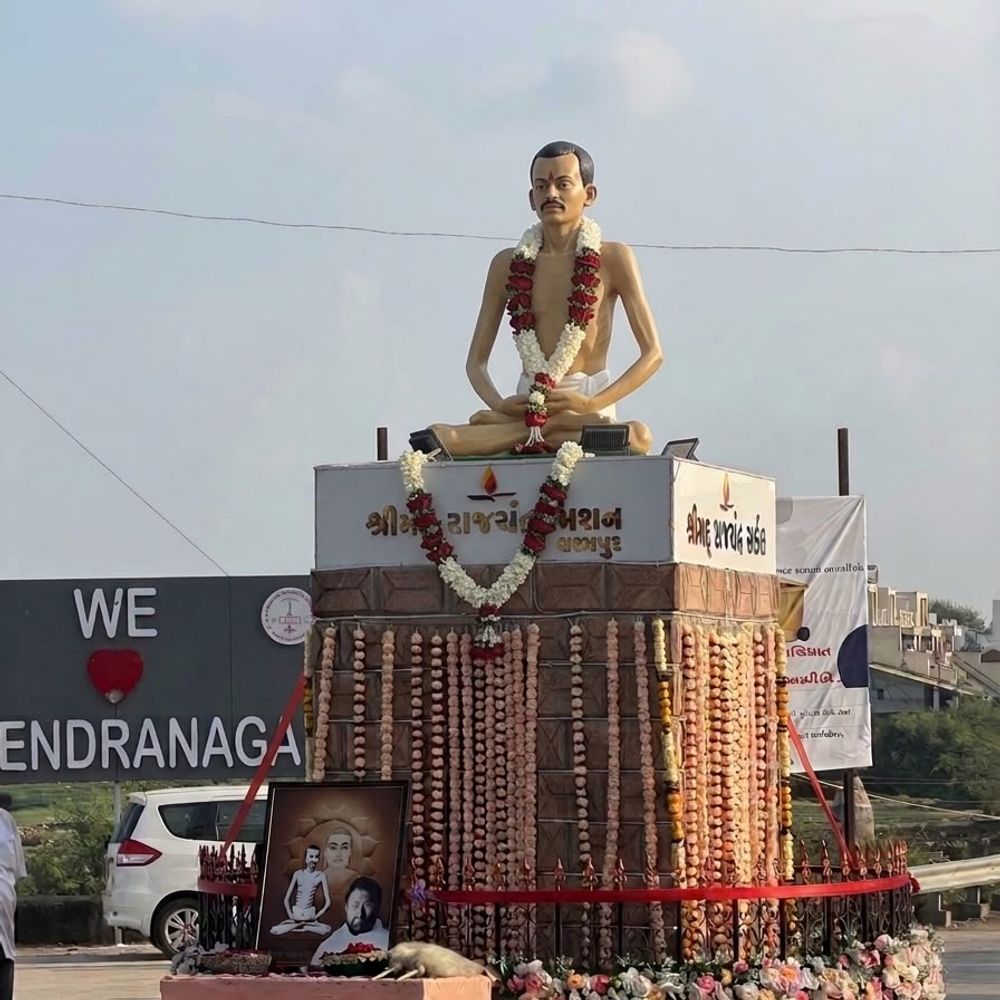 શ્રીમદ્ રાજચંદ્ર સર્કલ પર શ્રીમદ્ રાજચંદ્રજીની દિવ્ય પ્રતિમાની ભક્તિસભર પુનઃ સ્થાપના સંપન્ન.