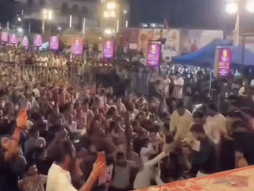 સુરતમાં ‘પાટીદાર કા રાજા’ ગણેશ પંડાલમાં ભવ્ય લોકડાયરો:ગુજરાતી સિંગરે 'પટેલ વટ છે તમારો' ગીત લલકારતાં અલ્પેશ કથીરિયા પર રૂપિયાનો વરસાદ; હજારો ભક્તો ઉમટ્યા