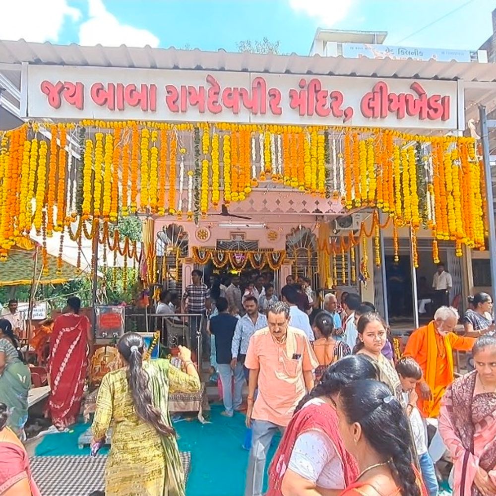 લીમખેડાના ચમત્કારિક રામદેવજી મંદિરે દશમ પર્વે હજારો ભક્તોનું ઘોડાપૂર ઉમટ્યું:ત્રણ રાજ્યોમાંથી ઉમટેલા ભાવિકોએ વિશેષ હવન અને મહાઆરતીનો લાભ લીધો