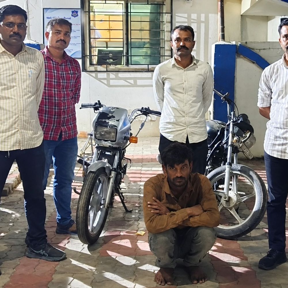 સુરેન્દ્રનગરમાં ચોરીના 2 બાઈક સાથે યુવક ઝડપાયો:બી ડિવિઝન પોલીસે 21 વર્ષના યુવકને ઘર પાછળ સંતાડેલા રૂ. 25 હજારના બાઈક સાથે પકડ્યો