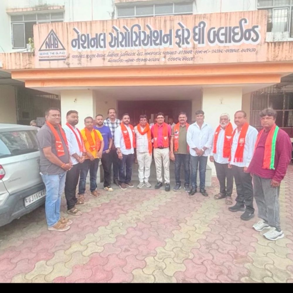 વલસાડમાં અંધજન શાળાના બાળકોને ભાજપ મોરચાએ ભોજન કરાવ્યું:વડાપ્રધાનના સેવા સંકલ્પ અભિયાન અંતર્ગત કાર્યક્રમ, બાળકોએ PM માટે પ્રાર્થના કરી